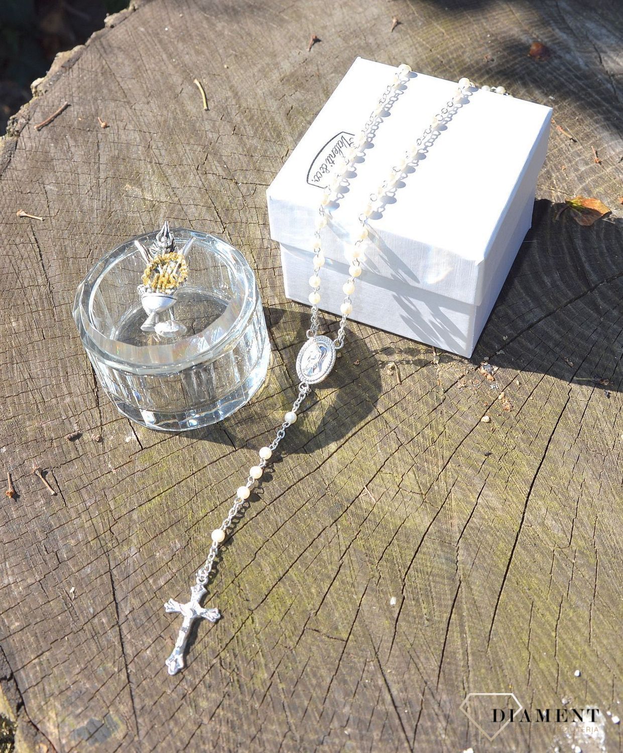 Różaniec komunijny z koralików w kolorze perłowym. Umieszczony w pięknie zdobionym szklanym opakowaniu. Na pokrywce starannie wykonany symbol komunijny - Hostia (1).JPG